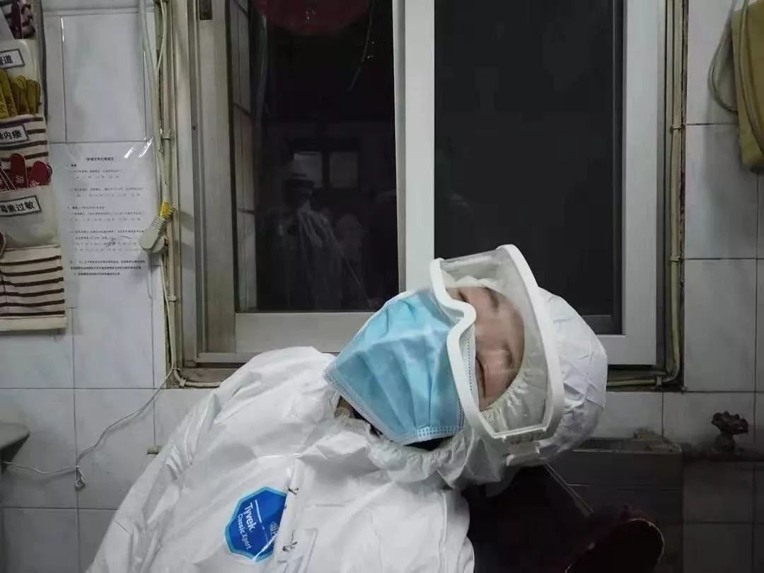 中国军网■这十个疫情前线的“最美瞬间”，让人肃然起敬！