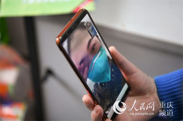 【人民网】医疗队员在一线鏖战 您的家人我们来守护