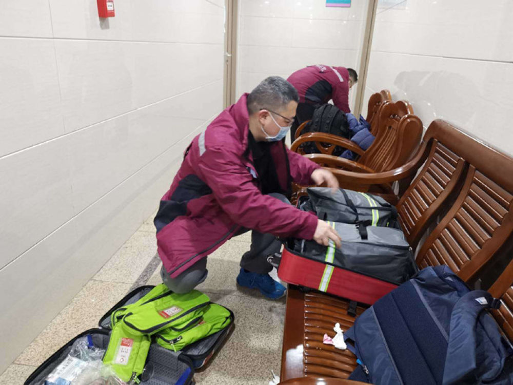 【新华网】医院里的温暖“大白”：疫情面前，医患都是生死之交