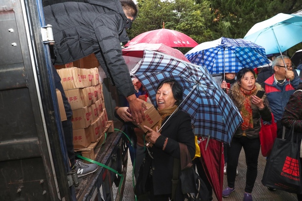 百人“拼团”买下一吨脐橙 上海社区居民爱心扶贫