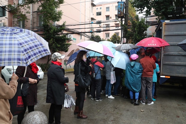 百人“拼团”买下一吨脐橙 上海社区居民爱心扶贫