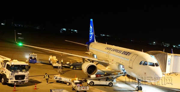 中国民航报@华夏航空保障23万只口罩运输助渝抗疫