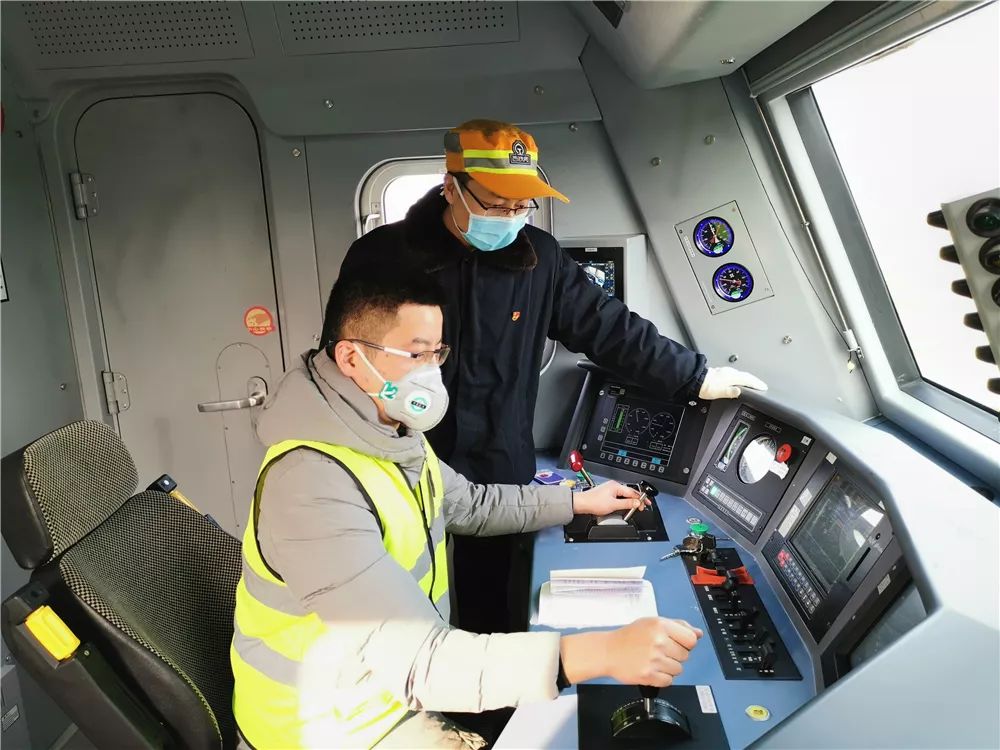 「人民铁道报」上次见面是腊月二十九，我们相隔一米