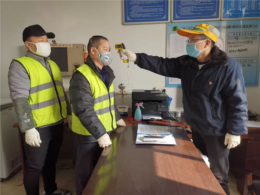 「人民铁道报」上次见面是腊月二十九，我们相隔一米