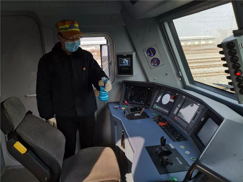 「人民铁道报」上次见面是腊月二十九，我们相隔一米