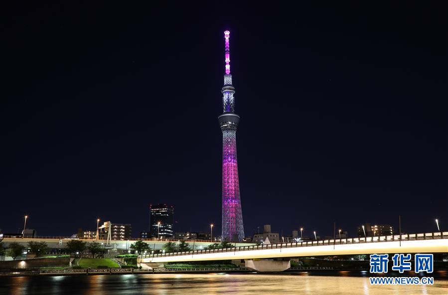 东京晴空塔点亮灯光纪念联合国成立75周年