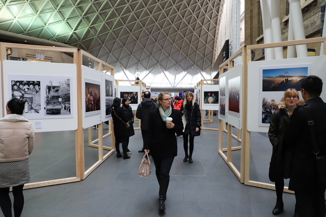 图片默认标题_fororder_01“变革与梦想——中国改革开放40年”图片展在伦敦开幕(摄影梁弢).JPG