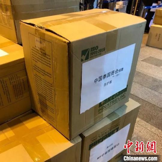 中新网@旅行团分摊重量从泰搬146箱防护服 娃也当起搬运工