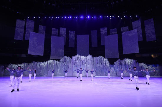 国内首个由篮排球场转换成的冰场亮相西安奥体中心