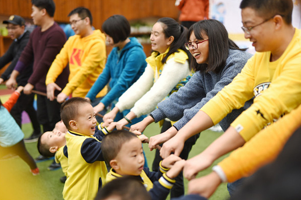 图片默认标题_fororder_孩子们向爸爸妈妈发起挑战。