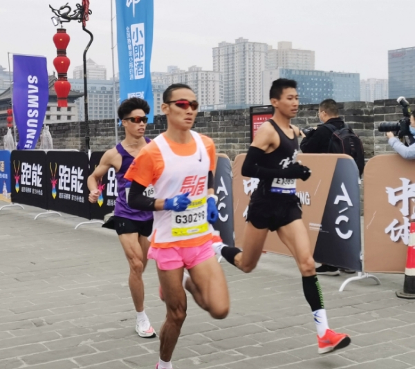 4000多名马拉松爱好者在西安城墙上欢乐开跑