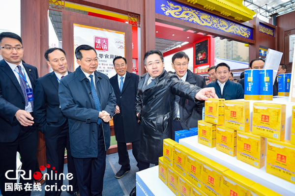 图片默认标题_fororder_5自贡市委书记李刚（左三）等领导观看盐产品展览（摄影-廖志全）