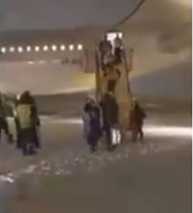 「环球网」再现惊险着陆 伊朗载110人客机溜出跑道冲进雪地