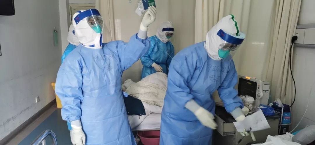 「解放军报」抗疫女军医：我是军人，这时就应该上