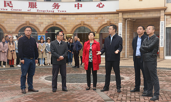 宜宾翠屏区宗场镇人民政府获评“四川省退役军人工作先进集体”称号_fororder_四川省退役军人事务厅思政党建处处长张红樱(左三)到宗场镇指导退役军人服务工作--摄影-彭春芳