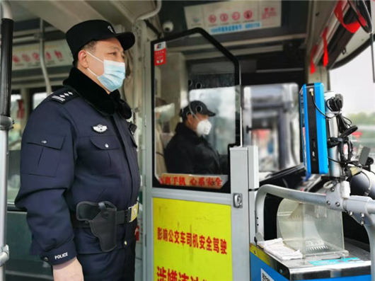 宜昌市公安民警建立“护线专班”守护医护人员公交专线