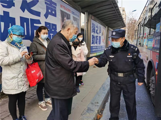 宜昌市公安民警建立“护线专班”守护医护人员公交专线