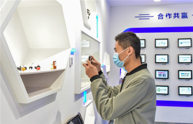 “科学布局·扬帆起航”—特色产业看石家庄主题采访活动圆满结束(组图)_fororder_“特色产业看石家庄”采访团成员在先河环保走访拍照摄影 张瞬晗