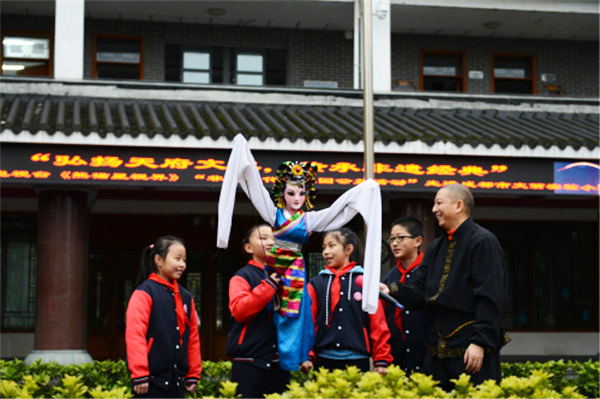 图片默认标题_fororder_体验木偶表演（文翁实验小学-供图）