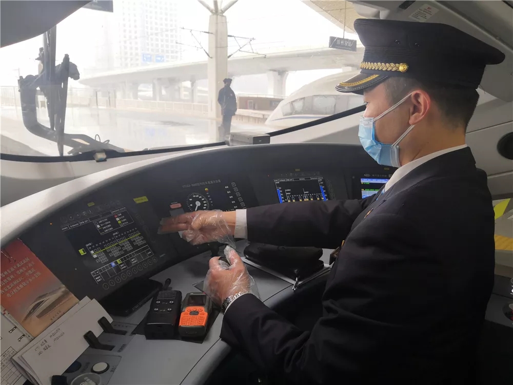 「人民铁道报」开路先锋 为爱驰骋丨战“疫”中的铁路人