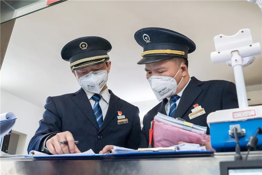 「人民铁道报」开路先锋 为爱驰骋丨战“疫”中的铁路人