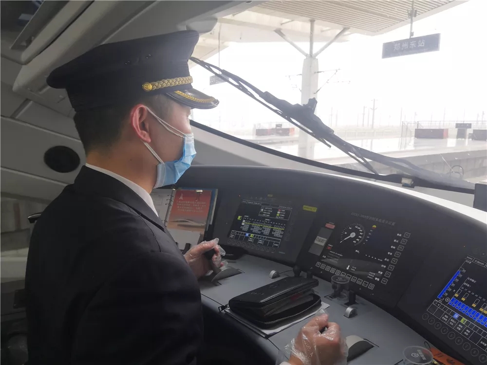 「人民铁道报」开路先锋 为爱驰骋丨战“疫”中的铁路人