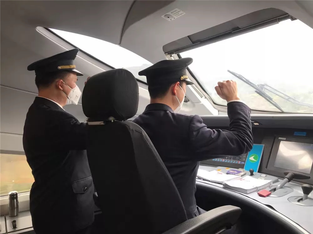 「人民铁道报」开路先锋 为爱驰骋丨战“疫”中的铁路人