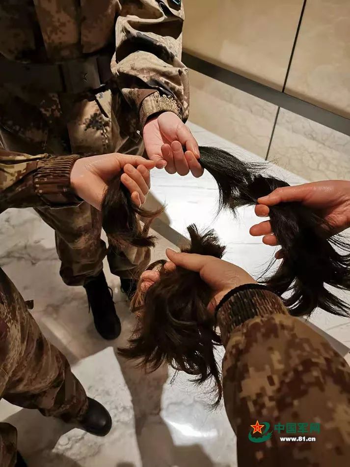 #解放军报#战“疫”前线，剪短飘飘秀发的她们依旧很美