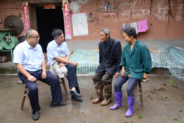 图片默认标题_fororder_图为中江信用联社工作人员向贫困群众宣传政策。