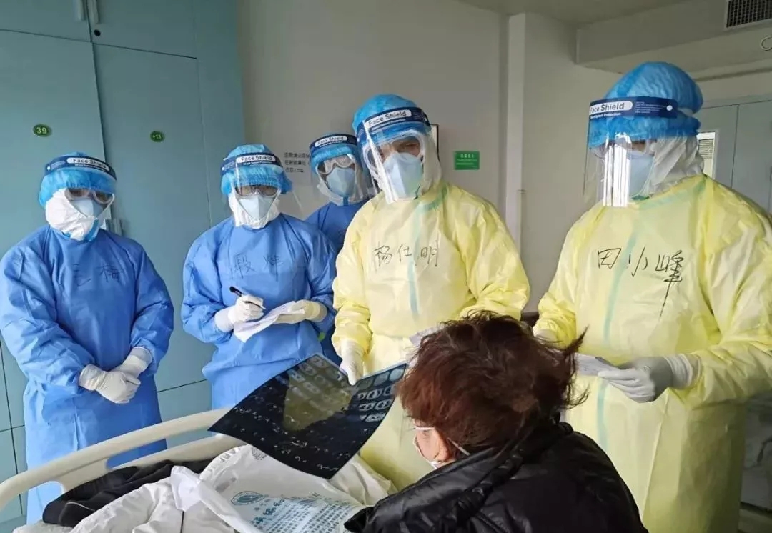 「解放军报」好消息！陆军军医大学医疗队治愈两名重症患者