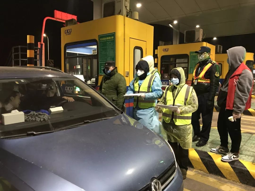 #国际在线#高速路口的铿锵玫瑰