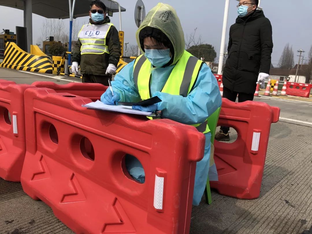 #国际在线#高速路口的铿锵玫瑰