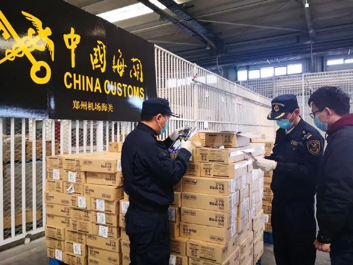 #国际在线#为了把进口防疫物资早一分钟送到一线