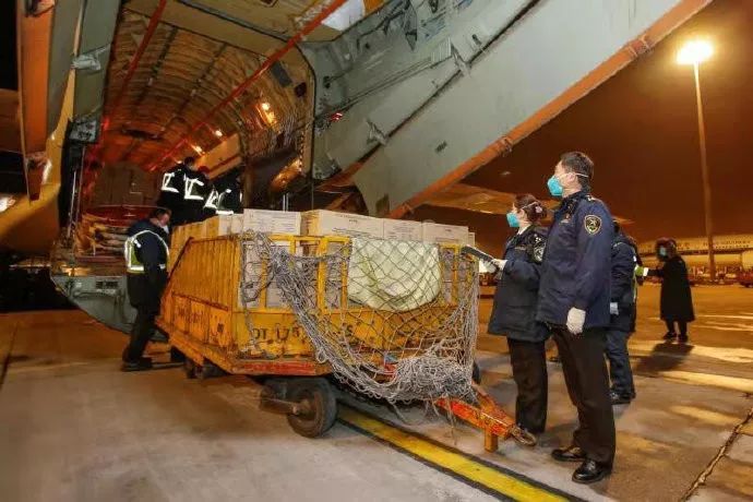 #国际在线#为了把进口防疫物资早一分钟送到一线