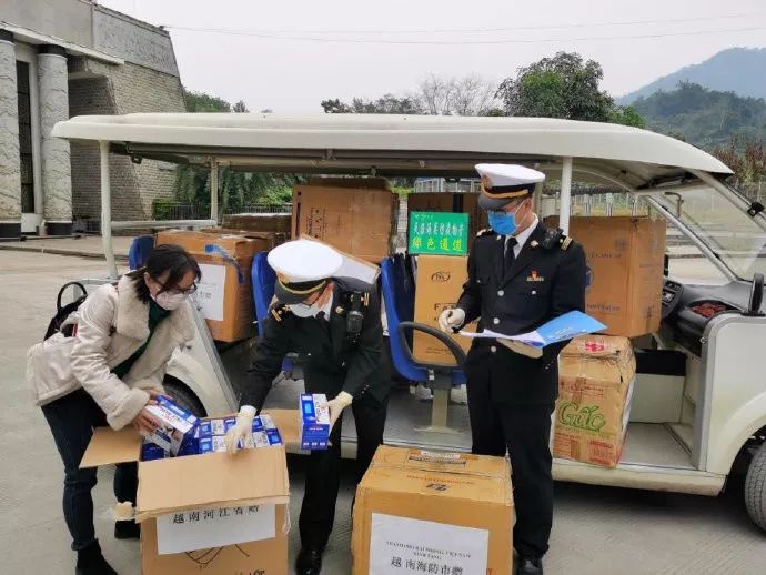 #国际在线#为了把进口防疫物资早一分钟送到一线