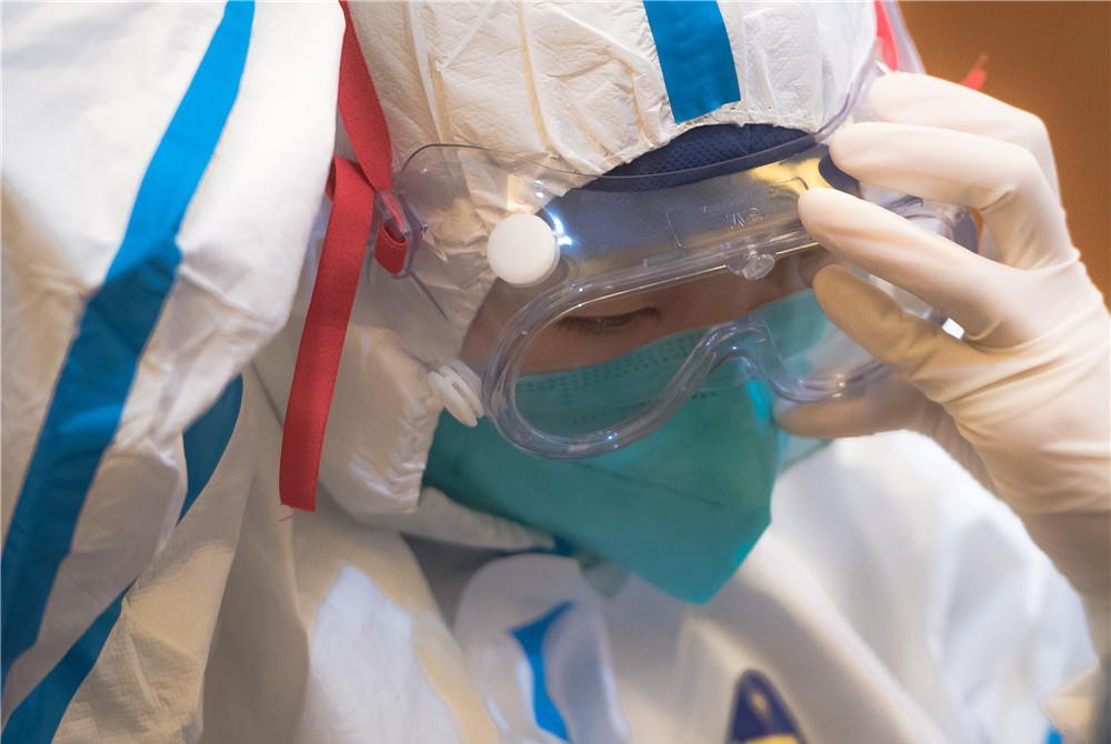 「新华社」凡人亦英雄——连线一线医护人员