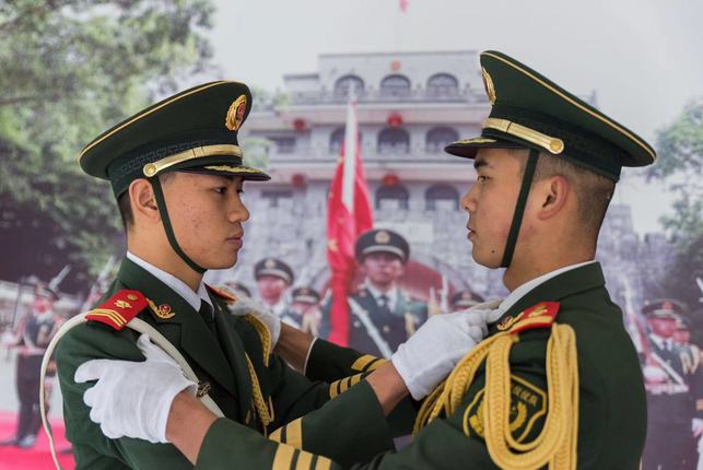 崇左友谊关举行升旗仪式向广西壮族自治区成立60周年献礼