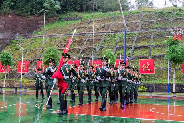 崇左友谊关举行升旗仪式向广西壮族自治区成立60周年献礼