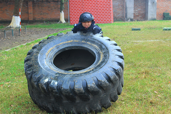 图片默认标题_fororder_翻滚轮胎（摄影--王一梦）