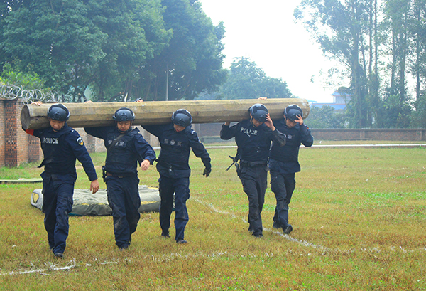 图片默认标题_fororder_抗圆木行进100米（摄影--王一梦）