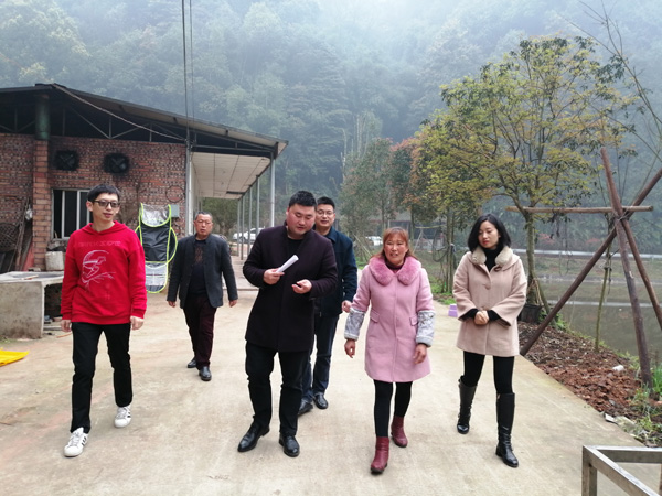 图片默认标题_fororder_民东村驻村工作队入户了解产业发展情况