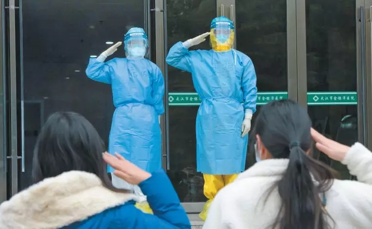 解放军报：义无反顾冲到防疫最前线，“我不是一个人在战斗”！