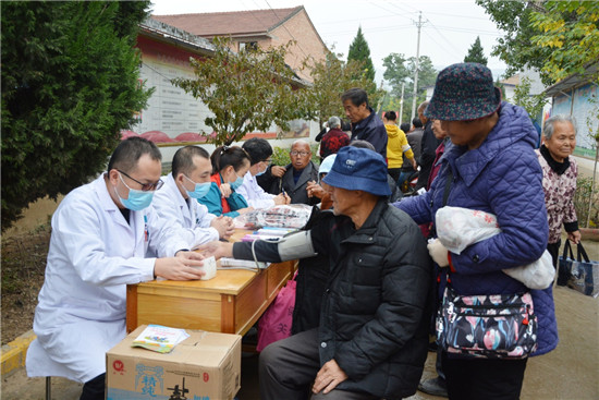 【B】【歌名已确认，《祝你生日快乐》无误】三门峡示范区：巾帼敬老爱在重阳 “五送”活动服务老人