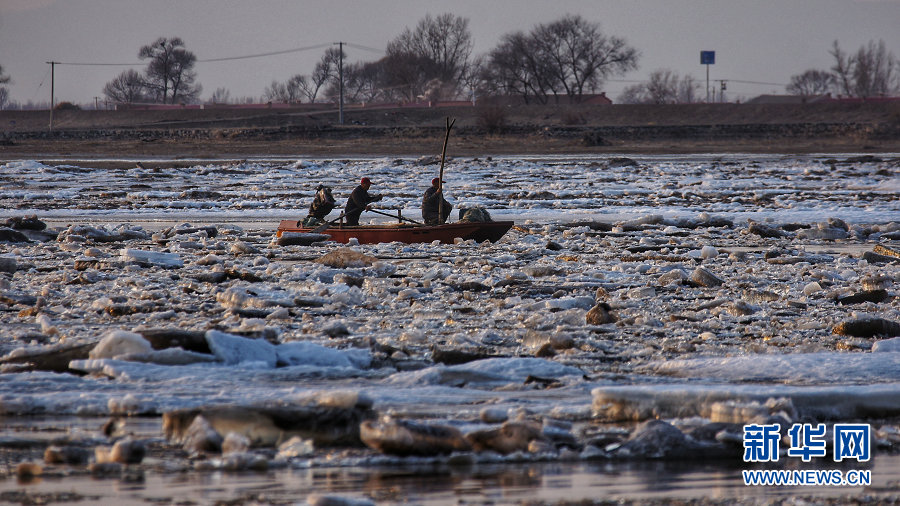 内蒙古：暮色凌声打渔人