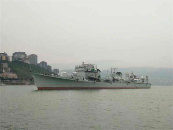 （有修改）【B】海军退役军舰“166舰”到达重庆巫山