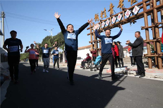 辽宁举行首届“美丽乡村健康跑”活动_fororder_跑2