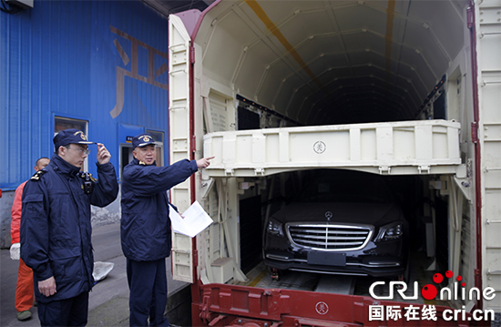 【CRI专稿 摘要】首趟进口整车新型运载专列抵达重庆
