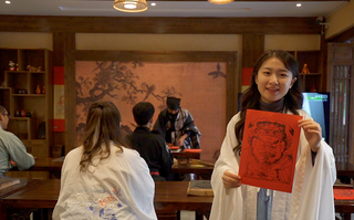 中国学生张英姿：木版年画蕴藏了中国工匠精神 值得我们学习