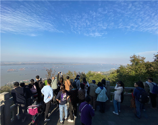 （B 文旅列表 三吴大地南京 移动版）南京栖霞山即将迎来漫山红叶 国风元素致敬传统文化