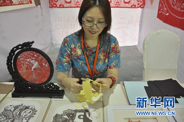 【非遗人物】杨玲:传承剪纸艺术 弘扬民俗文化 【非遗人物】杨玲:传承剪纸艺术 弘扬民俗文化